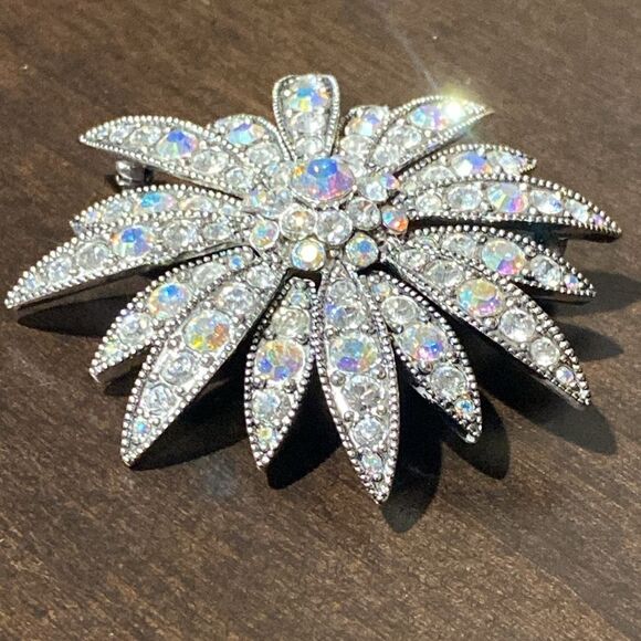 Joan Rivers Sparkling Faceted Swarovski Crystal Flower Boutonniere Brooch - Picture 4 of 4